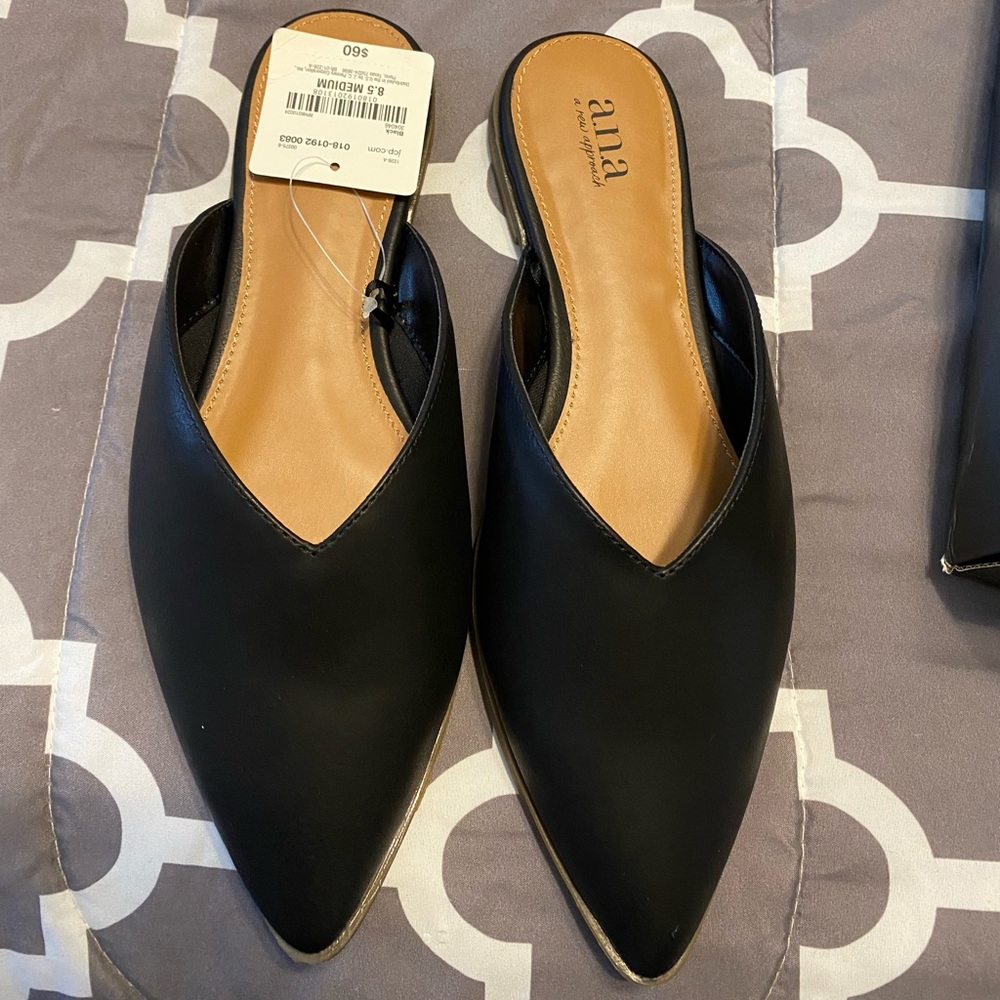 NWT BLACK MULES 8.5